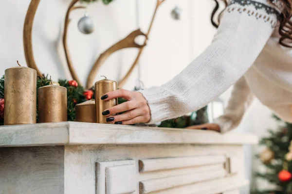 Woman decorating fireplace for christmas — Stock Photo, Image