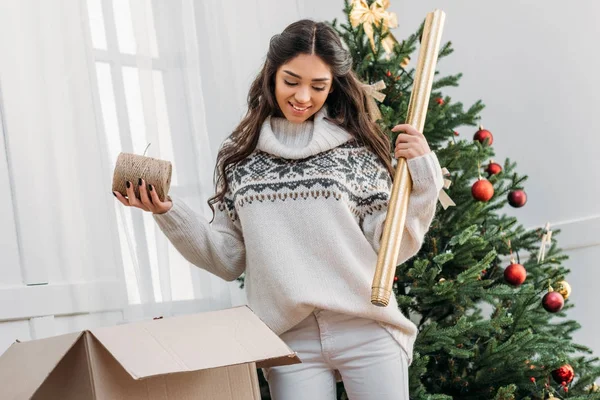 Mulher com decorações de Natal — Fotografia de Stock