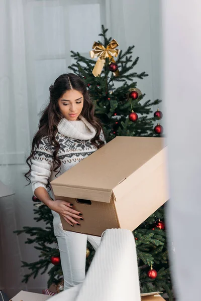 Kobieta ze unwrapped świąteczny prezent — Zdjęcie stockowe