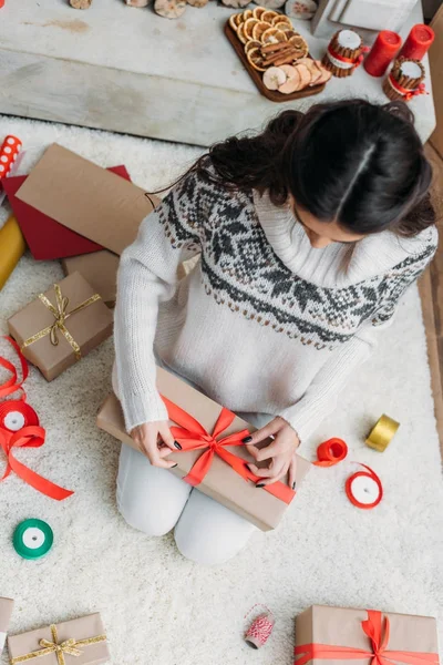 Vrouw met kerstcadeaus — Stockfoto