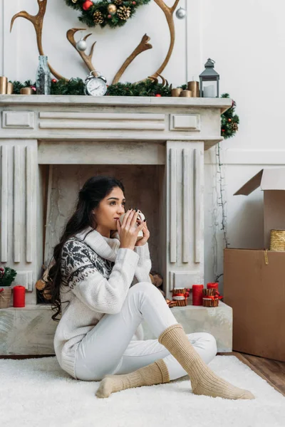 Жінка з гарячим напоєм на Різдво — стокове фото