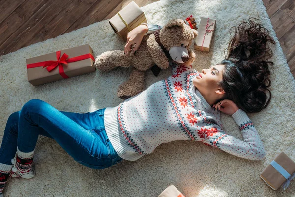 Vrouw met teddybeer en Kerstcadeaus — Stockfoto