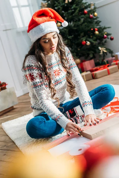 Woman packing christmas gift — Free Stock Photo