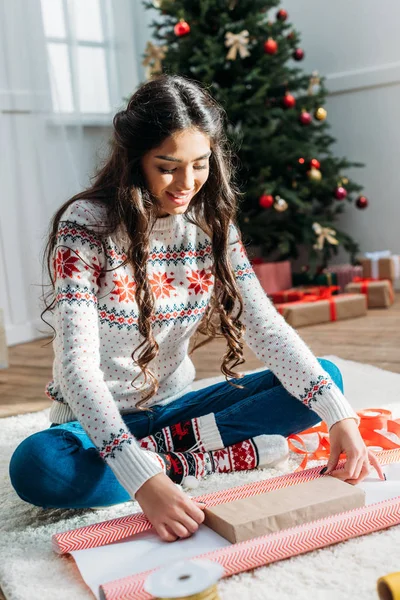 Mulher embalagem presente de Natal — Fotografia de Stock