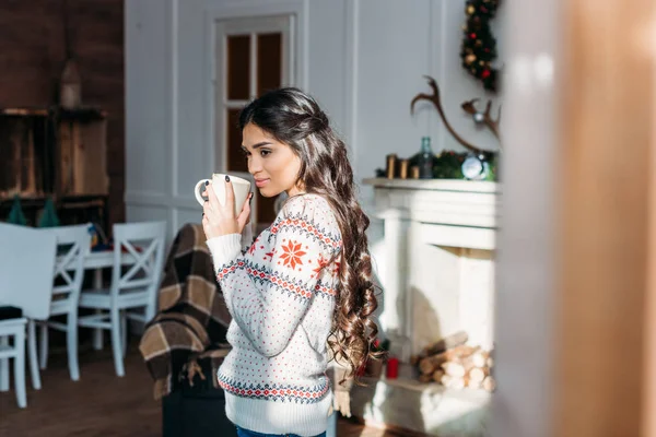 Mujer disfrutando de bebida caliente en Navidad — Foto de Stock