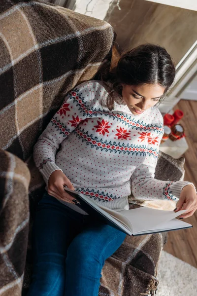 Reading book — Stock Photo, Image