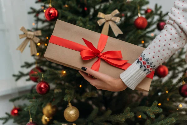 Woman holding christmas gift — Stock Photo, Image
