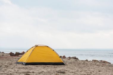 seahore üzerinde kamp çadırı