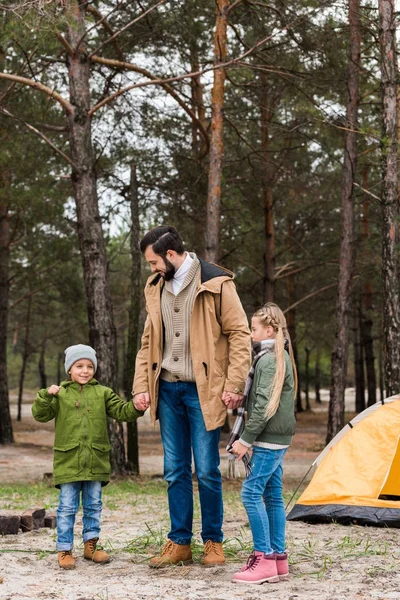 Baba ve çocuklar üzerinde yolculuk hiking — Stok fotoğraf