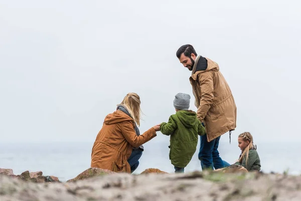 Familia pasar tiempo en la orilla del mar — Foto de stock gratis