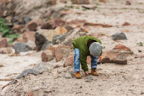 Niño pequeño en la naturaleza — Foto de stock gratis