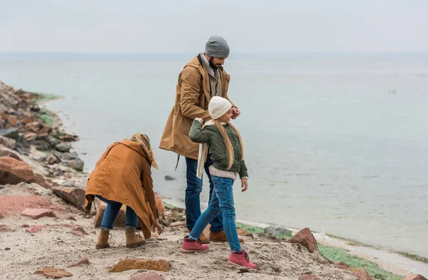 Familia pasar tiempo en la naturaleza — Foto de Stock