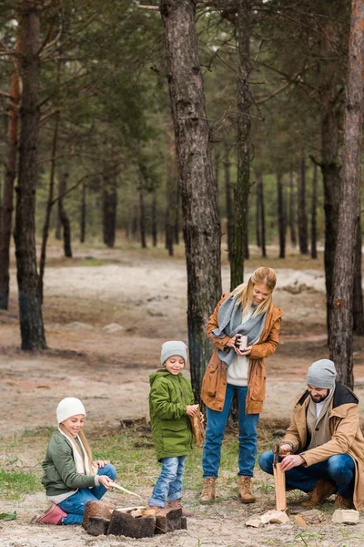 Family making campfire — Stock Photo, Image