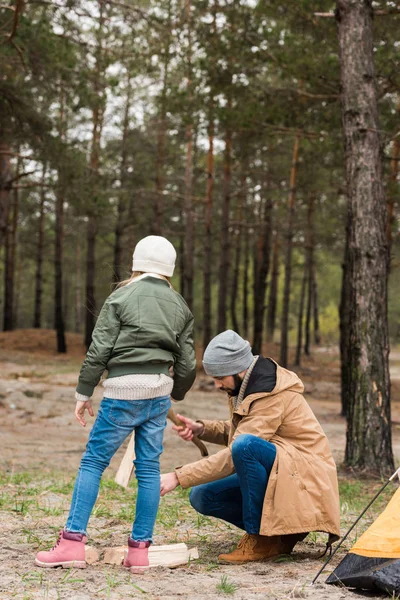 Far och dotter förbereda loggar för lägereld — Stockfoto
