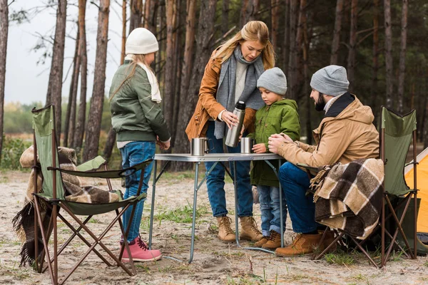 Familj dricker varmt te utomhus — Stockfoto