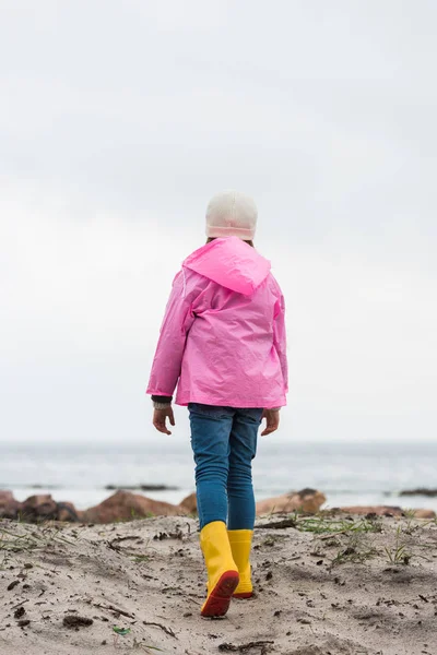 Niño en impermeable — Foto de Stock