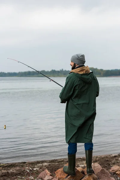 Homem pesca no lago — Fotografia de Stock