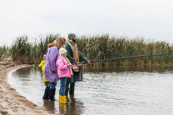 Family fishing together — Stock Photo, Image