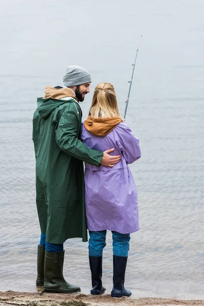 Casal pesca juntos — Fotografia de Stock