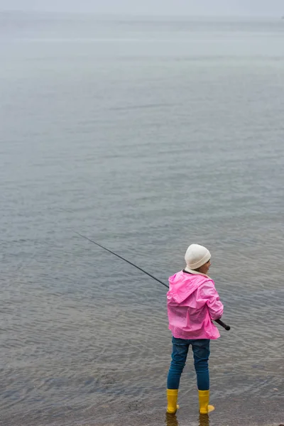 捕鱼的小女孩 — 图库照片