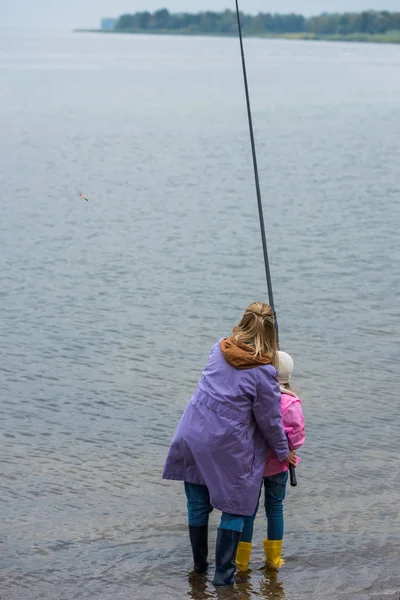 母と娘が一緒に釣りに  — 無料ストックフォト