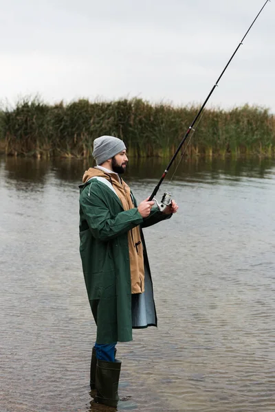 Hombre pescando en el lago — Foto de Stock