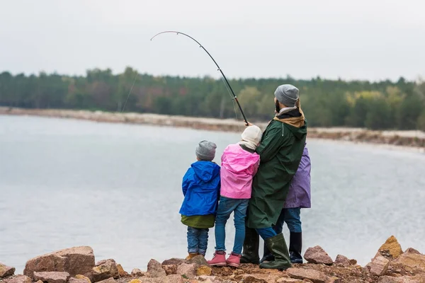 Family fishing together — Stock Photo, Image