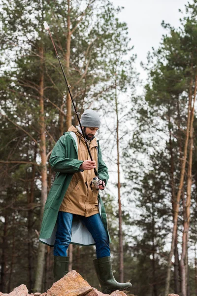 Människa med fiskespö — Stockfoto