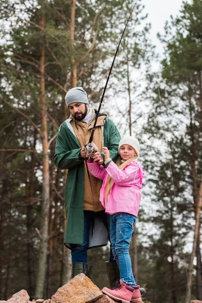 Father and daughter fishing together — Stock Photo, Image