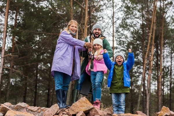 Family fishing together — Stock Photo, Image