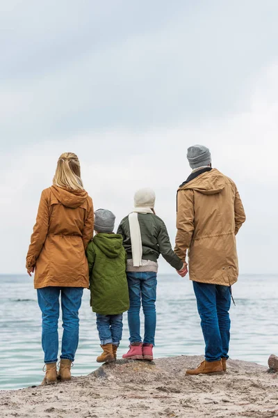 Família olhando para o mar — Fotografia de Stock