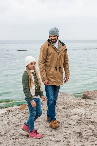 Vader en dochter aan kust — Stockfoto