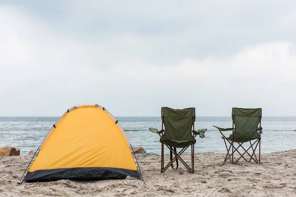 Camping tent op seahore — Stockfoto