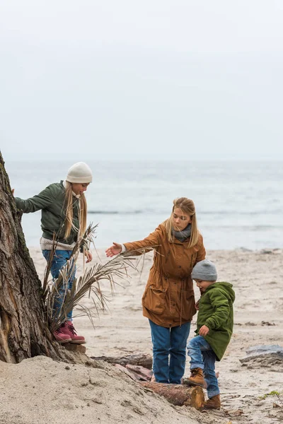 Matka i dzieci na seashore — Zdjęcie stockowe