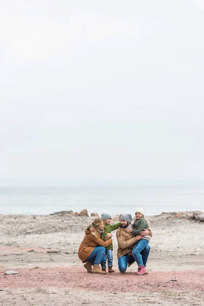 Emracing keluarga di pantai — Foto Stok Gratis