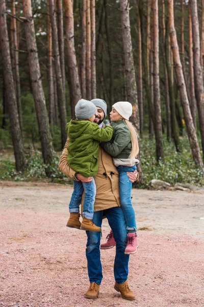 Ayah dan anak-anak menghabiskan waktu di alam — Stok Foto