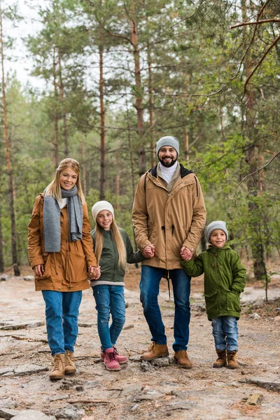 Familj spendera tid i skogen — Stockfoto