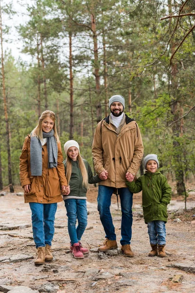 Passer du temps en famille en forêt — Photo