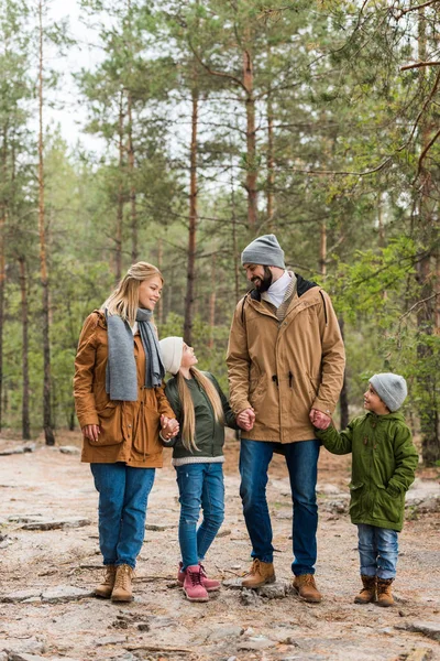 Familjen promenader genom skogen tillsammans — Stockfoto