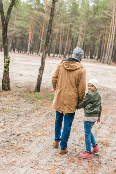 Far och dotter promenader genom skogen — Gratis stockfoto