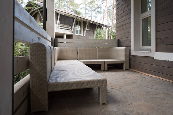 терраса в современном загородном доме
