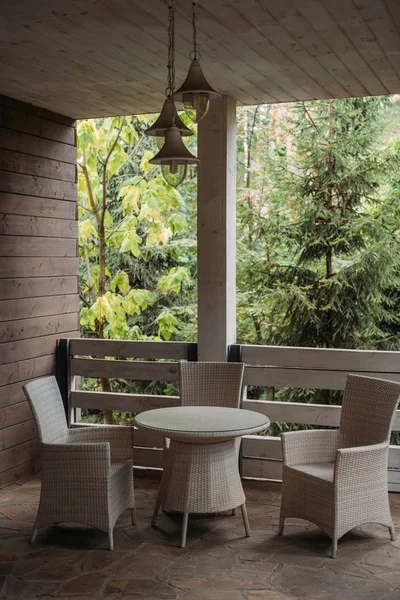 Chaises sur terrasse dans maison de campagne — Photo
