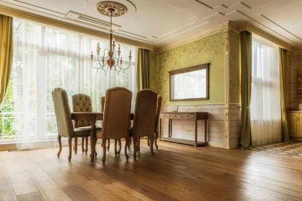 Table and chairs in classic interior — Stock Photo, Image