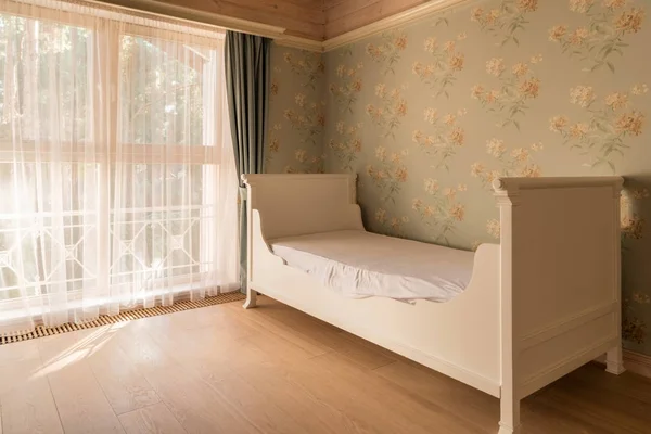 Lege bed in gezellige kamer — Stockfoto