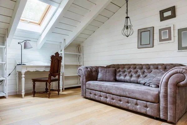 Sofa w przytulny pokój — Zdjęcie stockowe