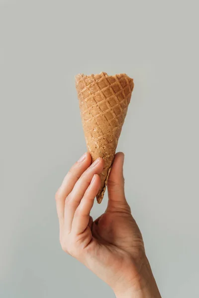 Mulher segurando cone de sorvete — Fotografia de Stock