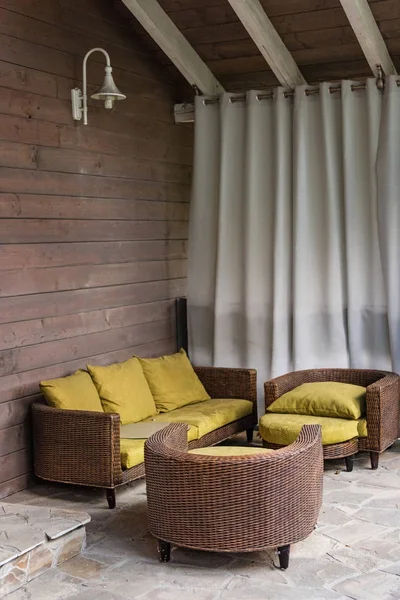 Stühle auf der Terrasse im Landhaus — Stockfoto