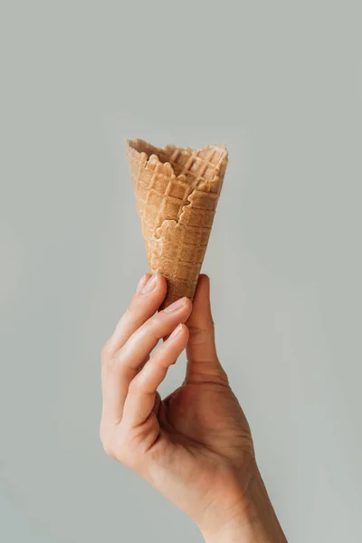 Mulher segurando cone de sorvete — Fotografia de Stock