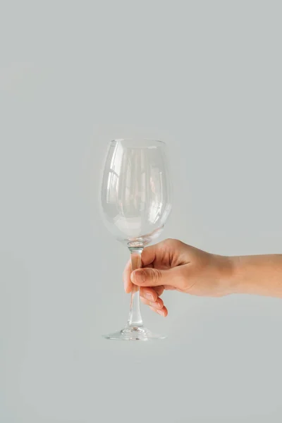 Mulher segurando copo de vinho vazio — Fotografia de Stock