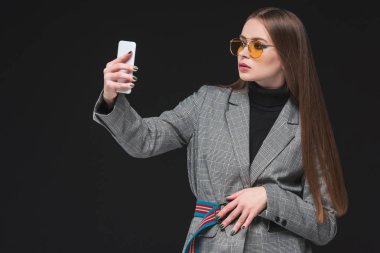 Kadın akıllı telefonuyla selfie çekiyor.